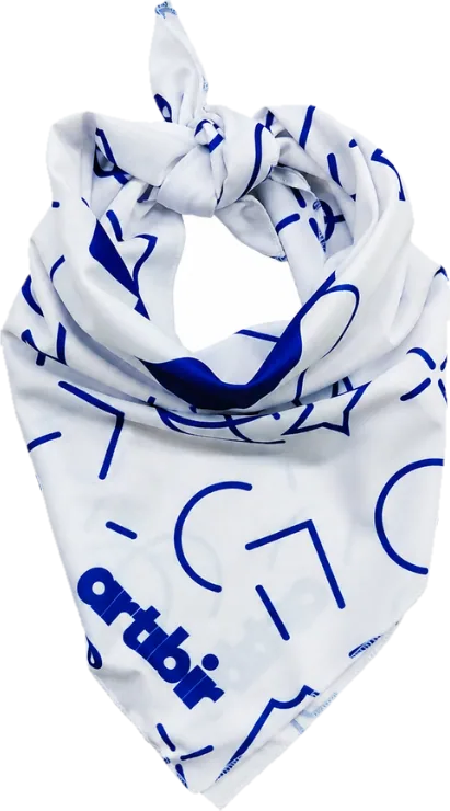 Düğümlenerek takılmış kare bandana